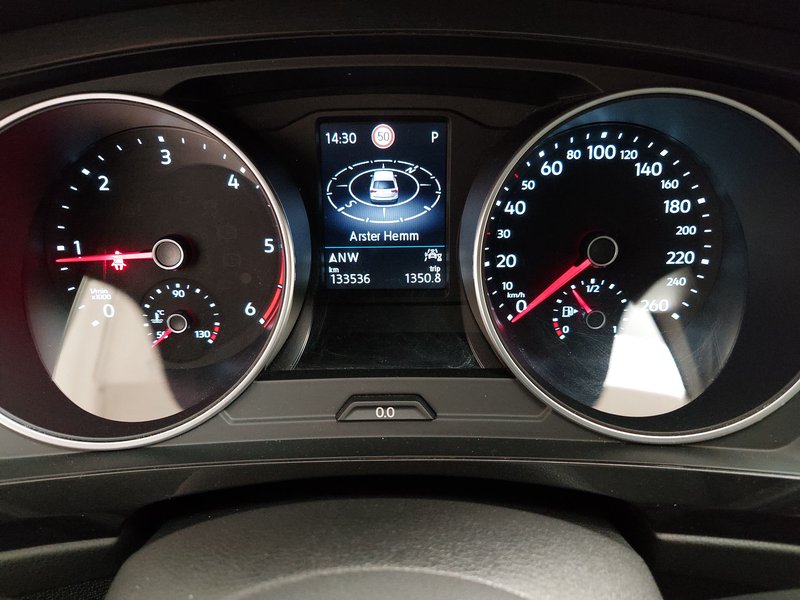 Volkswagen Tiguan 2.0 TDI automatik Life • ACC • Kuka za vuču (zakretna) — 17