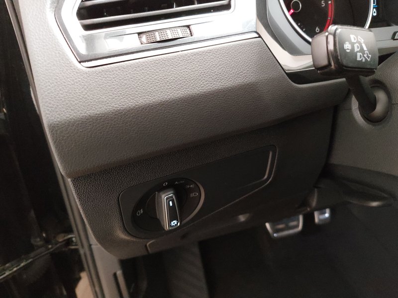 Volkswagen Tiguan 2.0 TDI automatik Life • ACC • Kuka za vuču (zakretna) — 7