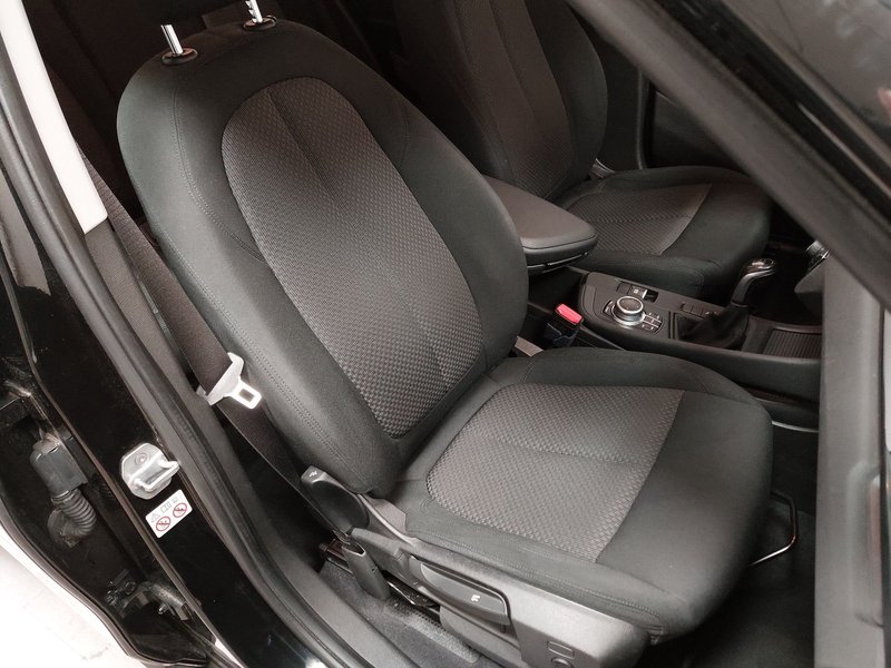 BMW X1 sDrive18d Advantage • Full LED • bežično punjenje — 12