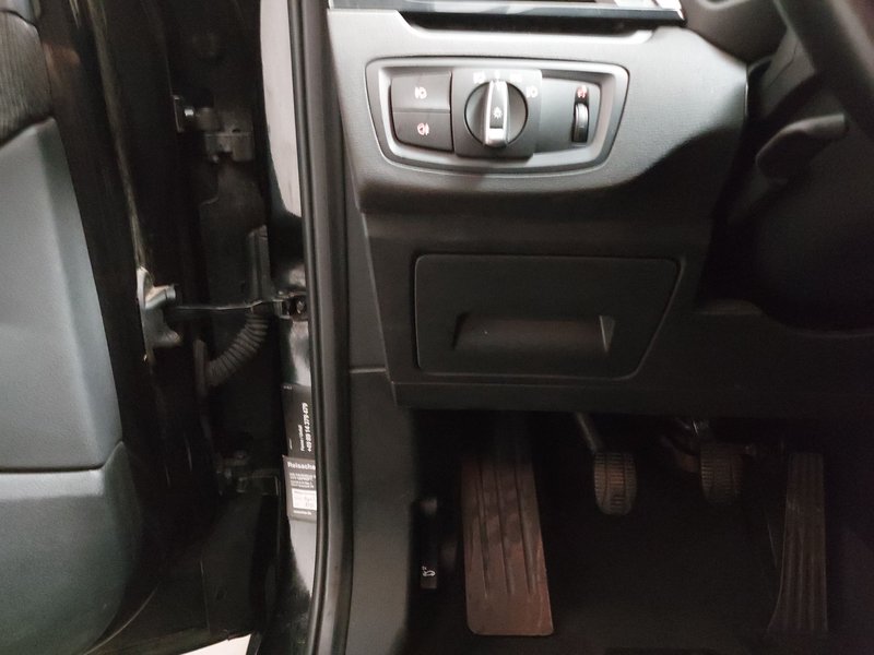 BMW X1 sDrive18d Advantage • Full LED • bežično punjenje — 7