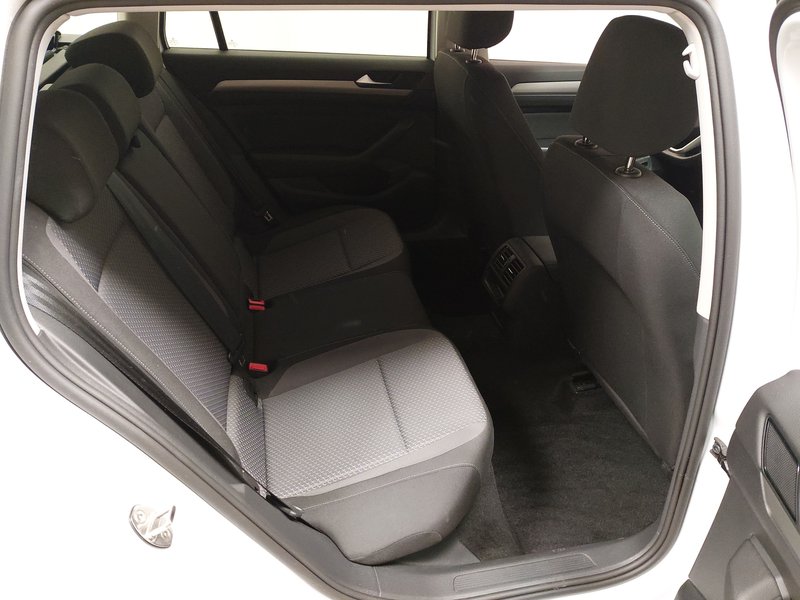 Volkswagen Passat Variant 2.0 TDI automatik • bežično punjenje • LED — 12