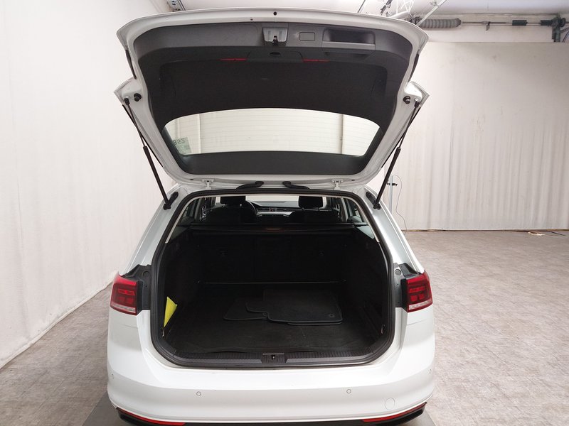 Volkswagen Passat Variant 2.0 TDI automatik • bežično punjenje • LED — 16