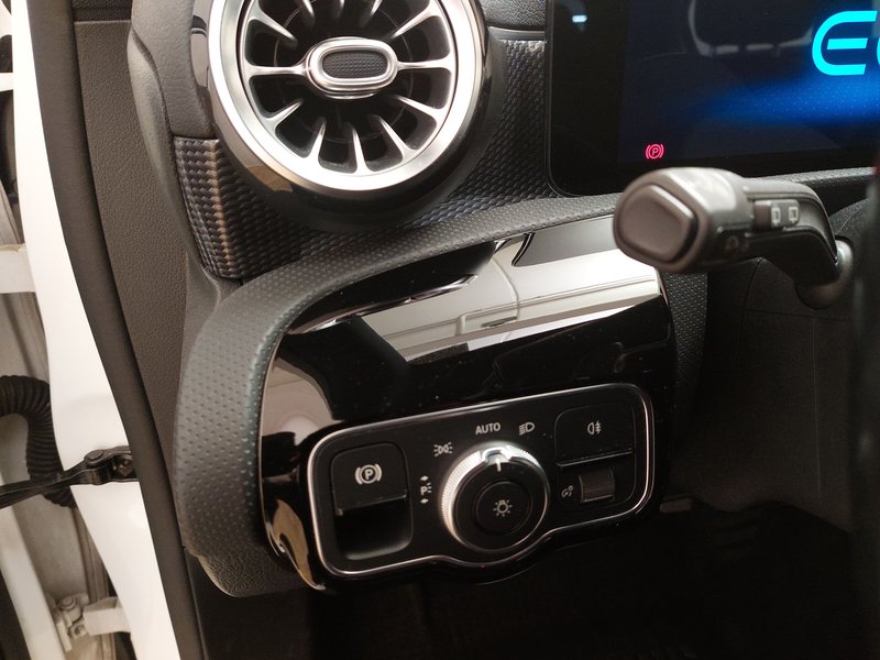 Mercedes-Benz A 250 e automatik Progressive • Full LED • digitalni instrumenti — 7