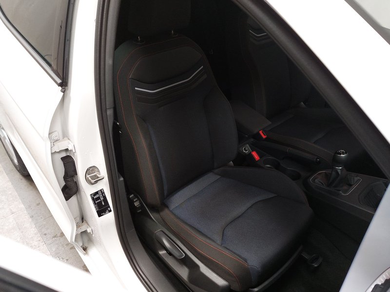 SEAT Ibiza 1.0 TSI FR-Line • Full LED • navigacija — 10