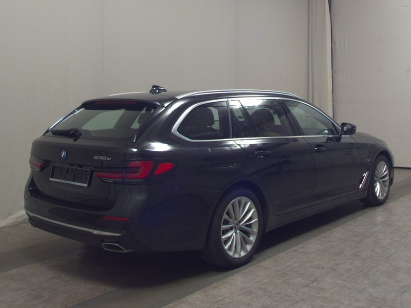 BMW 530e Touring automatik Luxury Line • panorama • HUD — 4