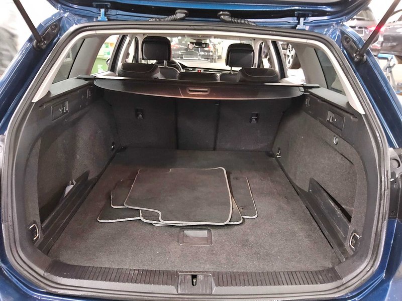 Volkswagen Passat Variant 2.0 TDI automatik Elegance • Full LED • ACC — 11