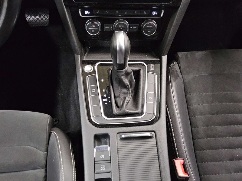 Volkswagen Passat Variant 2.0 TDI automatik Elegance • Full LED • ACC — 6