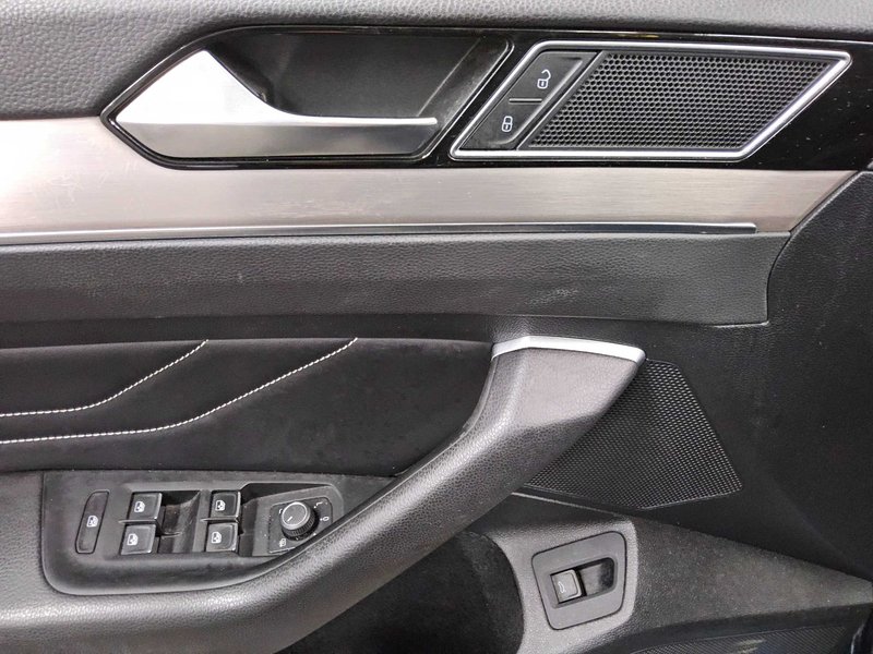 Volkswagen Passat Variant 2.0 TDI automatik Elegance • Full LED • ACC — 9