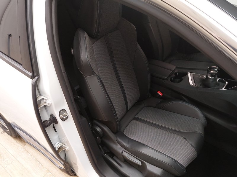 Peugeot 3008 1.2 PureTech Allure • LED • digitalni instrumenti — 10