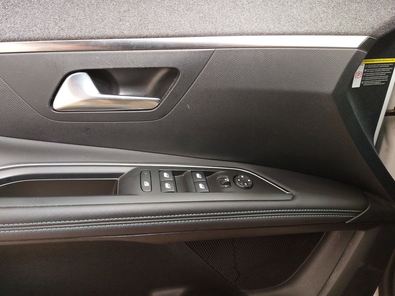 Peugeot 3008 1.2 PureTech Allure • LED • digitalni instrumenti — 5