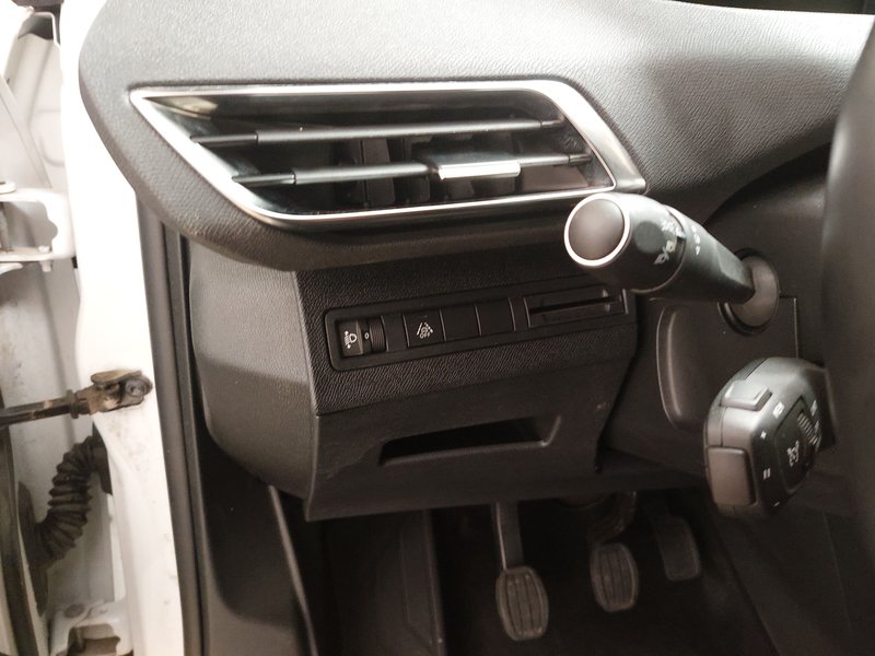 Peugeot 3008 1.2 PureTech Allure • LED • digitalni instrumenti — 7