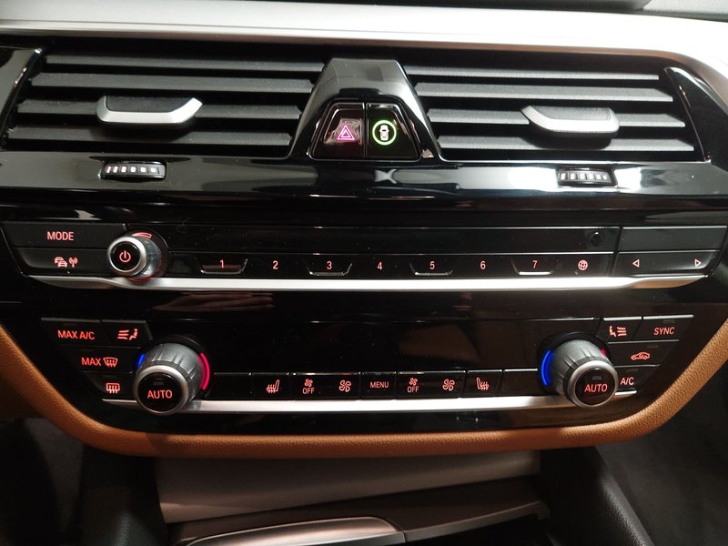 BMW 520d Touring automatik • AHK • Full LED — 16