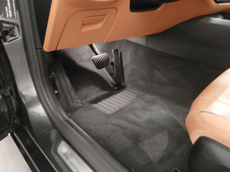 BMW 520d Touring automatik • AHK • Full LED — 7