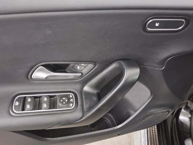 Mercedes-Benz A 200 d automatik • panorama • ACC — 10