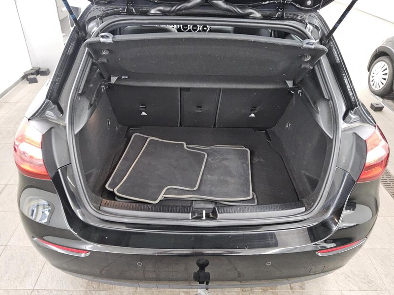 Mercedes-Benz A 200 d automatik • panorama • ACC — 13