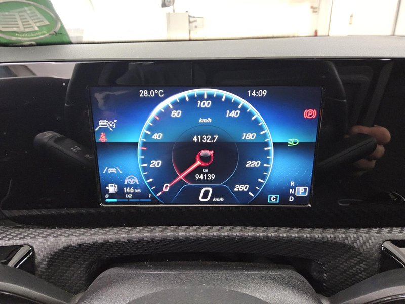 Mercedes-Benz A 200 d automatik • panorama • ACC — 8