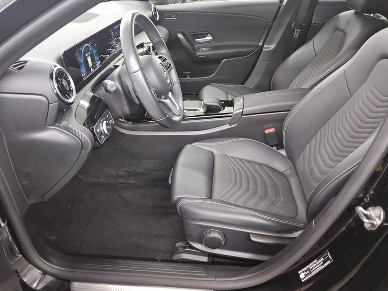 Mercedes-Benz A 200 d automatik • panorama • ACC — 9