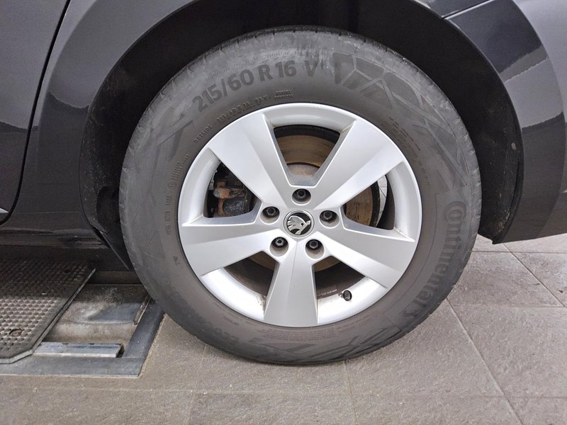 Škoda Superb Kombi 2.0 TDI automatik Ambition • ACC • Full LED — 11