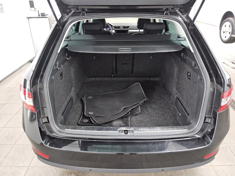 Škoda Superb Kombi 2.0 TDI automatik Ambition • ACC • Full LED — 12