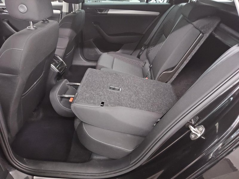 Škoda Superb Kombi 2.0 TDI automatik Ambition • ACC • Full LED — 13