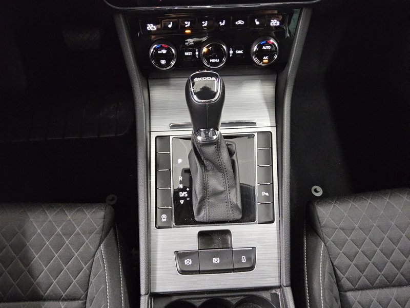 Škoda Superb Kombi 2.0 TDI automatik Ambition • ACC • Full LED — 6