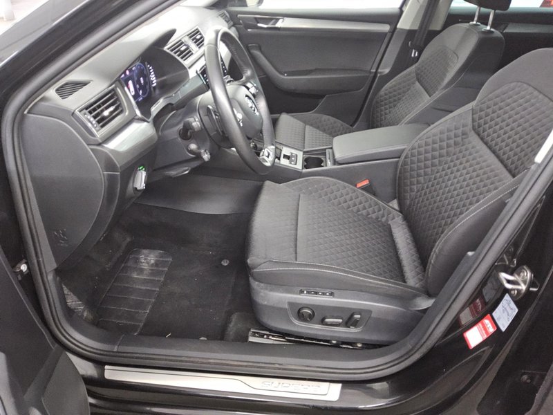 Škoda Superb Kombi 2.0 TDI automatik Ambition • ACC • Full LED — 9