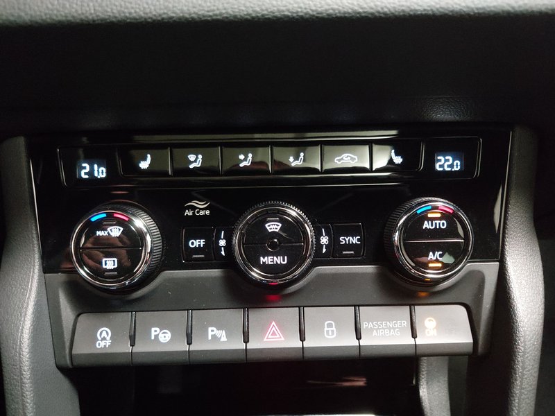 Škoda Karoq 2.0 TDI 4x4 SportLine automatik • ACC • AHK — 18