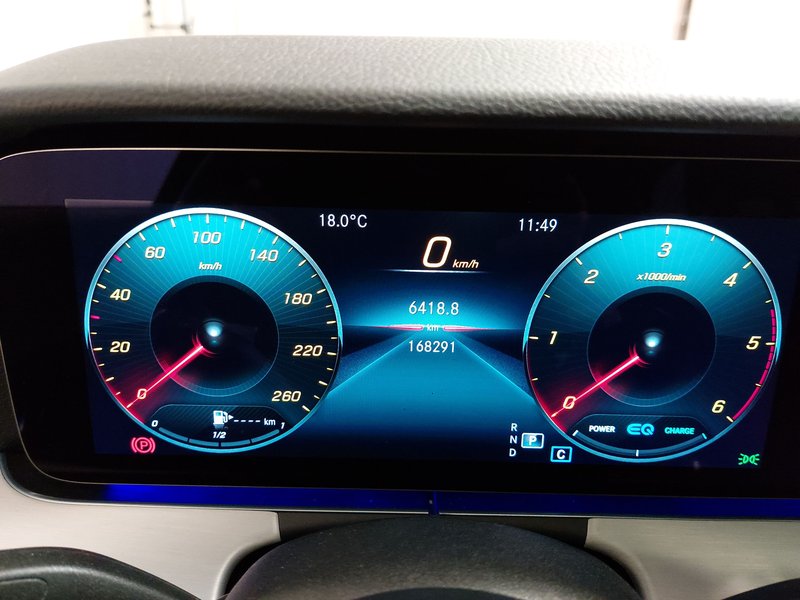 Mercedes-Benz E 220 d automatik Avantgarde • panorama • HUD — 24