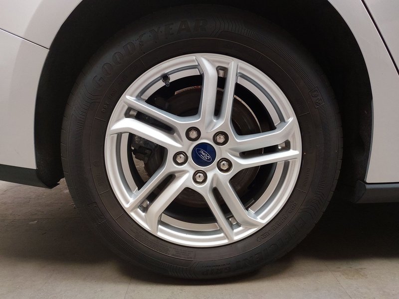Ford Focus Turnier 2.0 EcoBlue automatik Cool&Connect • bežično punjenje — 8