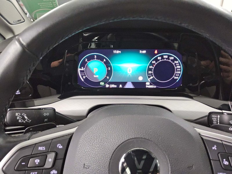 Volkswagen Golf 8 Variant 2.0 TDI automatik Life • ACC • Full LED — 8