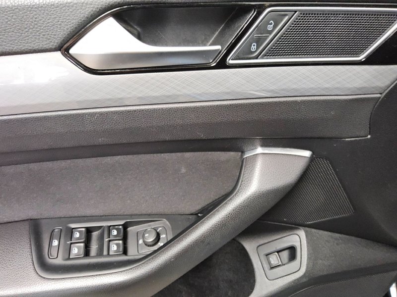 Volkswagen Passat Variant 2.0 TDI automatik Business • ACC • Full LED — 10