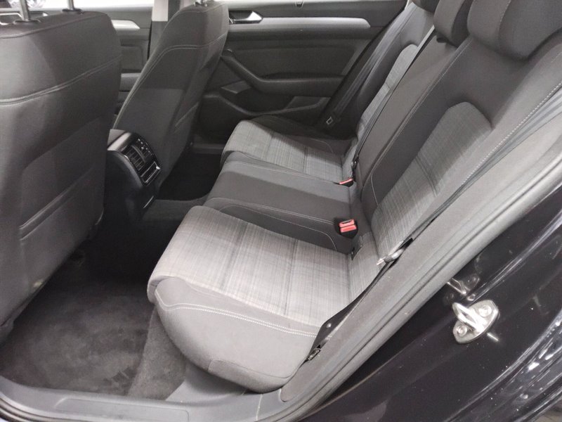 Volkswagen Passat Variant 2.0 TDI automatik Business • ACC • Full LED — 13