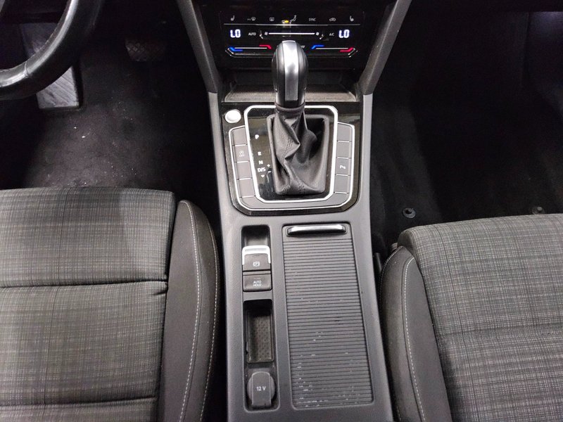 Volkswagen Passat Variant 2.0 TDI automatik Business • ACC • Full LED — 6