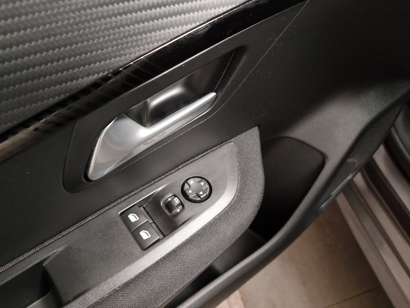 Peugeot 208 1.2 PureTech • digitalni instrumenti • grijanje sjedala — 5