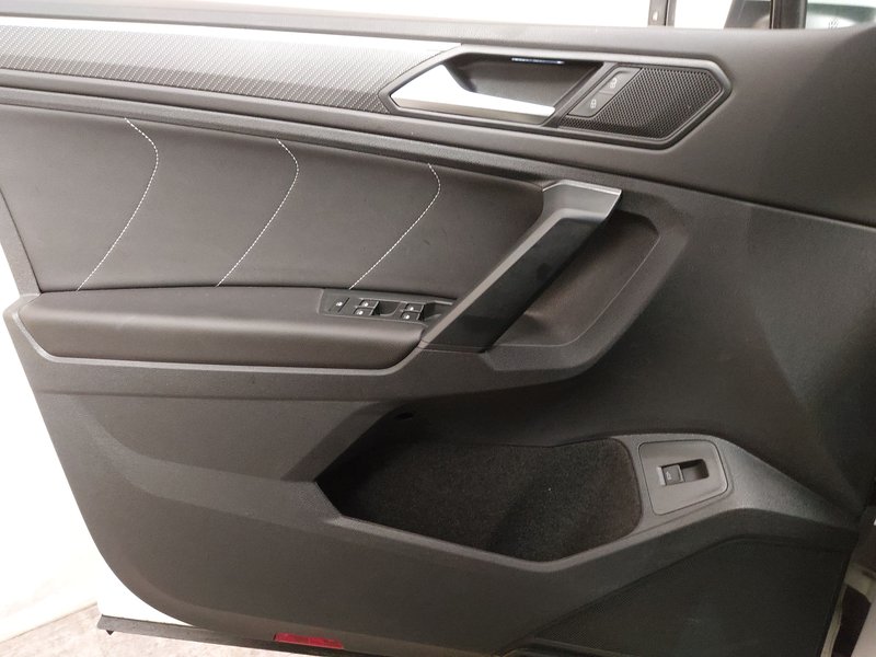 Volkswagen Tiguan 2.0 TDI R-Line • 360° kamera • električna peta vrata — 5