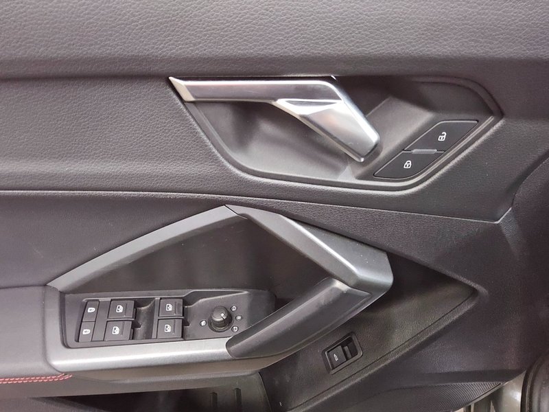 Audi Q3 40 TDI automatik quattro S line • panorama • Full LED — 10