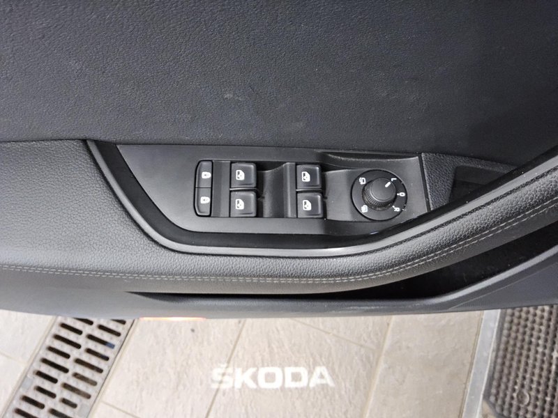 Škoda Superb Combi 2.0 TDI Style automatik • ACC • LED — 10
