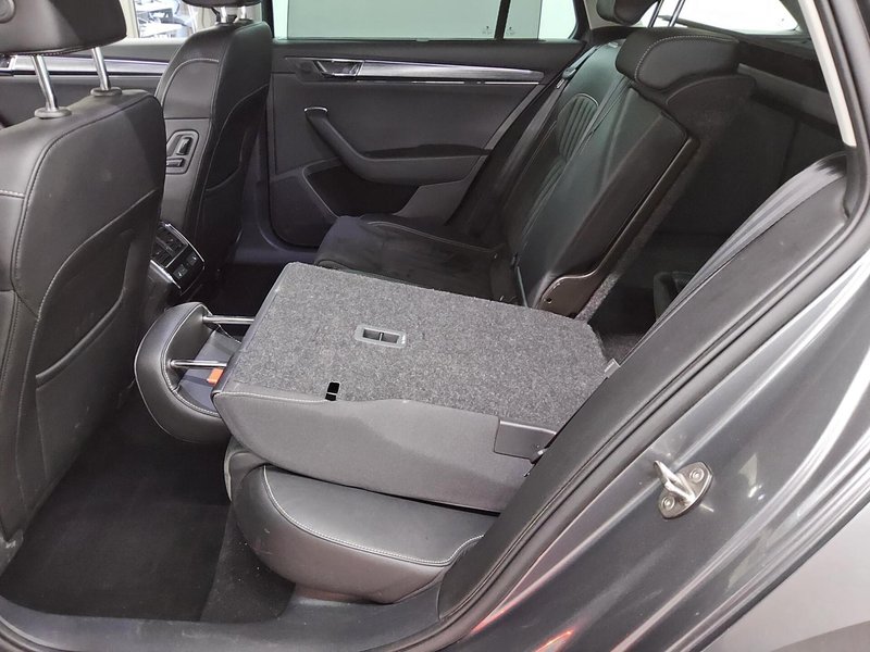 Škoda Superb Combi 2.0 TDI Style automatik • ACC • LED — 13