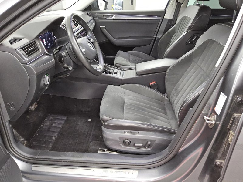 Škoda Superb Combi 2.0 TDI Style automatik • ACC • LED — 9