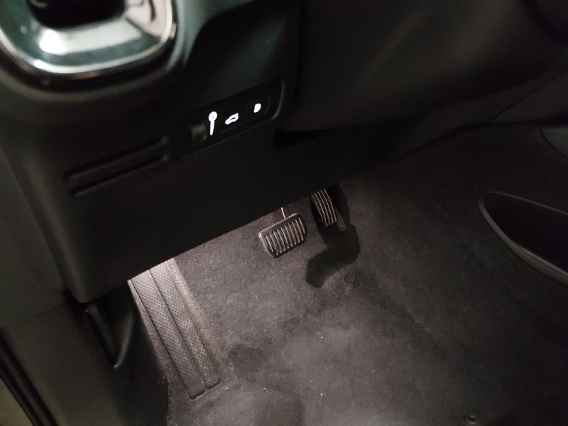 Volvo XC40 T4 Recharge Inscription automatik • Full LED • digitalni instrumenti — 7