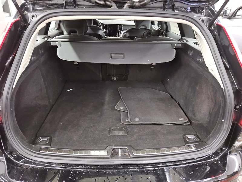 Volvo V60 B3 automatik Essential • Full LED • digitalni instrumenti — 12