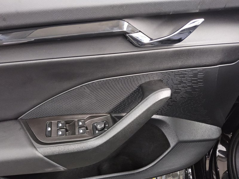 Škoda Octavia Kombi 2.0 TDI automatik Ambition • AHK • Full LED — 10
