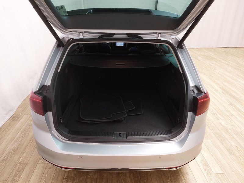 Volkswagen Passat Variant 2.0 TDI automatik R-Line • ACC • Električna peta vrata — 17