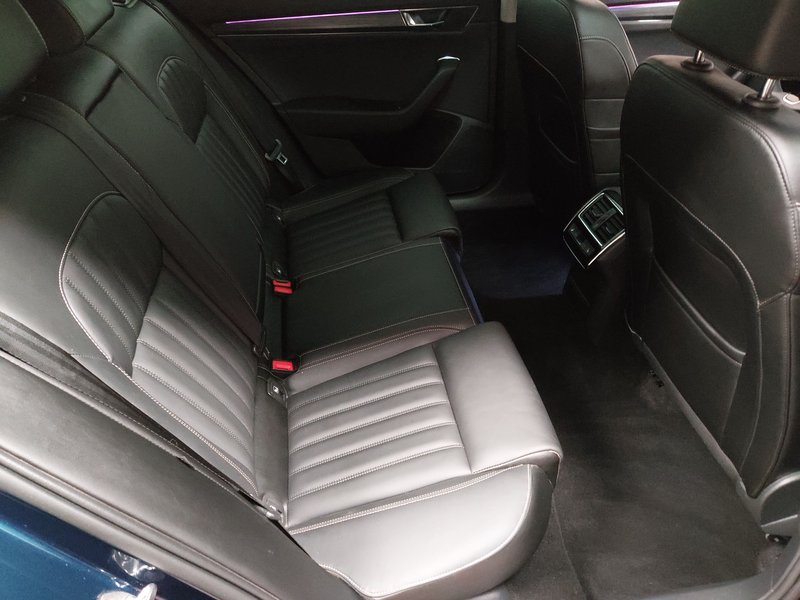 Škoda Superb Combi 2.0 TDI Style automatik • ACC • LED — 12