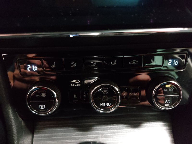 Škoda Superb Combi 2.0 TDI Style automatik • ACC • LED — 18