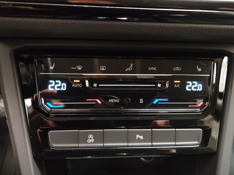 Volkswagen Touran 2.0 TDI Highline automatik • ACC • kuka za vuču — 20
