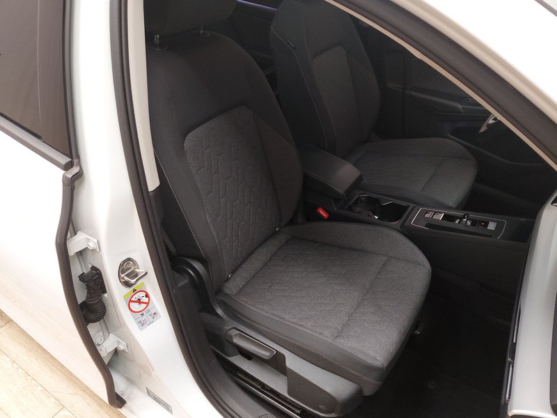 Volkswagen Golf-8 Variant 2.0 TDI Move automatik • ACC • AHK — 10