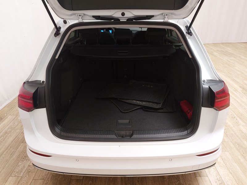 Volkswagen Golf-8 Variant 2.0 TDI Move automatik • ACC • AHK — 19