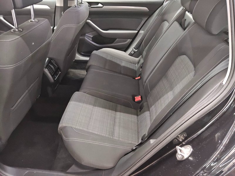 Volkswagen Passat Variant 1.5 TSI Business automatik • ACC • LED — 13