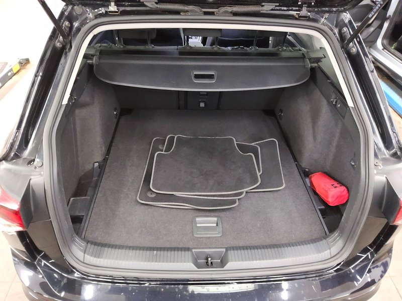 Volkswagen Golf 8 Variant 2.0 TDI automatik Life • ACC • Full LED — 12